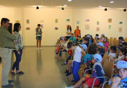 Inaugurada a exposición de pintura dos cativos do ‘Summer Camp’ de Oroso